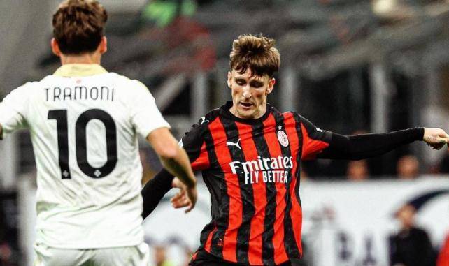 南宫体育娱乐-转折点AC米兰主帅复盘，意甲关键时刻攻防权衡，球迷炸锅，训练强度明显提升(AC米兰转会新闻)